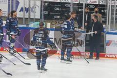 Penny DEL - Eishockey - Saison 2021/22 - ERC Ingolstadt - Fischtown Pinguins Bremerhaven - Fotoübergabe an die Olypiateilnehmer von Larry Mitchell (Sportdirektor ERCI) -  Daniel Pietta (#86 ERCI) - Fabio Wagner (#5 ERCI) - David Warsofsky (#55 ERCI) - Fot