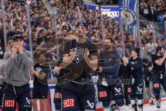 DEL; Playoffs; ERC Ingolstadt - DEG Düsseldorf; Sieg Jubel Freude Halbfinale erreicht, Fan Fankurve Banner Fahnen Spruchband Spieler bedanken sich bei den Fans, Fabio Wagner (5 - ERC)