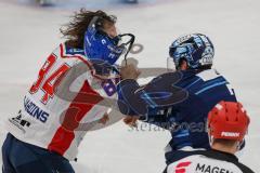 Penny DEL - Eishockey - Saison 2021/22 - ERC Ingolstadt - Adler Mannheim - Zweikampf - Boxkampf zwischen Colton Jobke (#7 ERCI) und Andrew Desjardins (#84 Mannheim) -  Foto: Meyer Jürgen