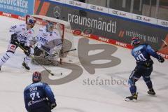 DEL - Eishockey - Saison 2020/21 - ERC Ingolstadt - Schwenninger Wild Wings - Mirko Höfflin (#10 ERCI) schiesst über das Tor - Joakim Eriksson Torwart (#60 Schwenningen) - Foto: Jürgen Meyer