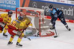 DEL; Playoffs; ERC Ingolstadt - DEG Düsseldorf; Emil Quaas (20 - ERC) Torchance Torwart Henrik Haugland (40 DEG)