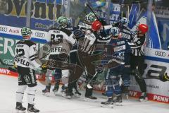 Penny DEL - Eishockey - Saison 2021/22 - ERC Ingolstadt - Krefeld Pinguine -  Zweikampf Boxkampf zwischen Patrik Hersley (#26 Krefeld) - Brandon Defazio (#24 ERCI) - Foto: Jürgen Meyer