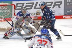 Penny DEL - Eishockey - Saison 2021/22 - ERC Ingolstadt - Adler Mannheim - Felix Brückmann Torwart (#90 Mannheim) - Brandon Defazio (#24 ERCI) -  Foto: Meyer Jürgen