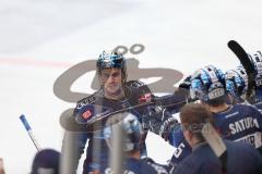 Penny DEL - Eishockey - Saison 2021/22 - ERC Ingolstadt - Augsburger Panther - Der 4:1 Führungstreffer durch Wayne Simpson (#21 ERCI) - jubel - Abklatschen bei den Mitspielern - Foto: Stefan Bösl