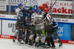 Penny DEL - Eishockey - Saison 2021/22 - ERC Ingolstadt - Augsburger Panther - Boxkampf an der Bande - Samuel Soramies (#28 ERCI) - Enrico Henriquez-Morales (#52 ERCI) - Scott Valentine (#22 Augsburg)Magnus Eisenmenger (#14 Augsburg) -  -  Foto: Stefan Bö