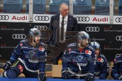 DEL - Eishockey - ERC Ingolstadt - Eisbären Berlin - Chef-Trainer Doug Shedden (ERC) Wojciech Stachowiak (19 - ERC) Brandon DeFazio (24 - ERC) an der Bande