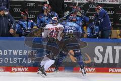 DEL - Eishockey - Saison 2020/21 - ERC Ingolstadt - EHC Red Bull München - Wojciech Stachowiak (#19 ERCI) - Mark Voakes (#49 München) - Foto: Jürgen Meyer