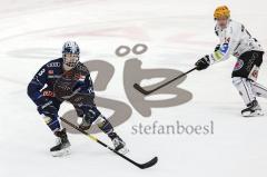 Im Bild: Niklas Hübner (#8 ERCI) Ross Mauermann (Bremerhaven)

