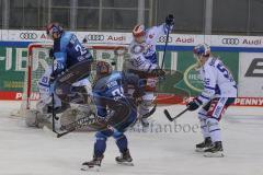 DEL - Eishockey - Saison 2020/21 - ERC Ingolstadt - Schwenninger Wild Wings - Joakim Eriksson Torwart (#60 Schwenningen) - Brandon Defazio (#24 ERCI) - Emil Kristensen (#82 Schwenningen) - Foto: Jürgen Meyer