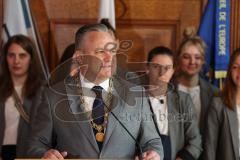 ERC Ingolstadt - Vizemeisterschaftsfeier am Rathausplatz - Saison 2022/2023 - OB Dr. Christian Scharpf - bei der Ehrung der Pokalsieger der Frauenmannschaft - Foto: Meyer Jürgen