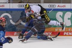 DEL - Eishockey - Saison 2020/21 - ERC Ingolstadt - Krefeld Pinguine - Lucas Lessio (#6 Krefeld) - Morgan Ellis (#4 ERCI) - Foto: Jürgen Meyer