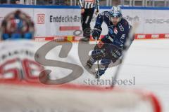 Penny DEL - Eishockey - Saison 2021/22 - ERC Ingolstadt - Fischtown Pinguins Bremerhaven - Wojciech Stachowiak (#19 ERCI) - Torwart Maximilian Franzreb (Nr.56 - Fischtown Pinguins Bremerhaven) -  Foto: Jürgen Meyer