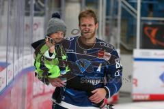 Penny DEL - Eishockey - Saison 2021/22 - ERC Ingolstadt - Krefeld Pinguine - Daniel Pietta (#86 ERCI) mit seinem Sohn nach dem Spiel -  Foto: Jürgen Meyer