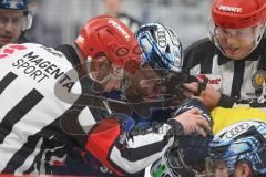 Penny DEL - Eishockey - Saison 2021/22 - ERC Ingolstadt - Krefeld Pinguine - David Warsofsky (#55 ERCI) im zweikampf mit Justin Volek (Nr.9 - Krefeld Pinguine) -  Foto: Jürgen Meyer