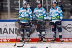 Penny DEL - Eishockey - Saison 2021/22 - ERC Ingolstadt - EHC Red Bull München - Brandon Defazio (#24 ERCI) - Colton Jobke (#7 ERCI) - Jerome Flaake (#90 ERCI) beim warm machen - Foto: Jürgen Meyer