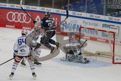 Penny DEL - Eishockey - Saison 2021/22 - ERC Ingolstadt - Schwenninger Wild Wings -  Jerome Flaake (#90 ERCI) - Joacim Eriksson Torwart (#60 Schwenningen) - Foto: Jürgen Meyer