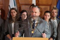 ERC Ingolstadt - Vizemeisterschaftsfeier am Rathausplatz - Saison 2022/2023 - OB Dr. Christian Scharpf - bei der Ehrung der Pokalsieger der Frauenmannschaft - Foto: Meyer Jürgen