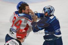 Penny DEL - Eishockey - Saison 2021/22 - ERC Ingolstadt - Adler Mannheim - Zweikampf - Boxkampf zwischen Colton Jobke (#7 ERCI) und Andrew Desjardins (#84 Mannheim) -  Foto: Meyer Jürgen