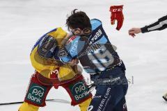 DEL; Playoffs; ERC Ingolstadt - DEG Düsseldorf; Schlägerei Tye McGinn (16 ERC) mit Alec McCrea (3 DEG)