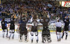 ERC Ingolstadt - das Team vor den Fans nach dem Sieg gegen Straubing