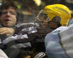 ERC Ingolstadt - Hamburg 14.03.08 Pre PlayOff - McNevin greift ein und kommt mit dem Schiri ins Handgemenge