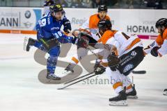 DEL - Eishockey - ERC Ingolstadt - Grizzlys Wolfsburg - Thomas Greilinger (ERC 39) Schuß auf das Tor, Wade Bergmann (47 Wolfsburg) verteidigt