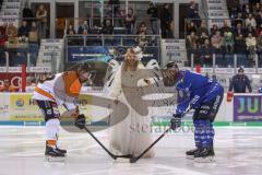 DEL - Eishockey - ERC Ingolstadt - Grizzlys Wolfsburg - Das Ingolstädter Christkind mit dem Anfangsbully auf dem Eis, Jeffrey Likens (9 Wolfsburg) Jerry D`Amigo (9 ERC)