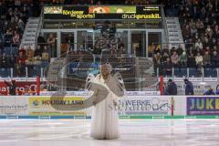 DEL - Eishockey - ERC Ingolstadt - Grizzlys Wolfsburg - Das Ingolstädter Christkind mit dem Anfangsbully auf dem Eis,