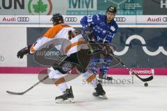 DEL - Eishockey - ERC Ingolstadt - Grizzlys Wolfsburg - Brandon Mashinter (ERC 53) Björn Krupp (44 Wolfsburg)