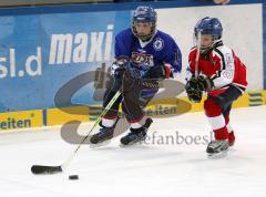 ERC Ingolstadt Kleinschüler - EHC Klostersee - links Andreas Schmidt schnappt sich den Puck und zieht ab