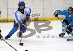 Knaben - ERC Ingolstadt - EHC Straubing - links Benedikt Krebs spielt sich vors Tor