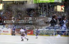 ERC Ingolstadt - Mannheim - Spruchband der ERC Fans. Links im Glas spiegeln sich die IN Trainer