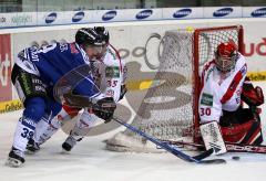 ERC Ingolstadt - Köln - Thomas Greilinger umfährt das Tor, gefolgt von Andreas Renz. Goalie Frank Doyle