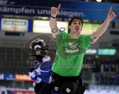 ERC Ingolstadt - Wolfsburg - Bruno St. Jacques mit seiner Kür. Breakdance auf dem Eis für die Fans