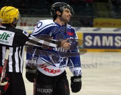 ERC Ingolstadt - Köln - Der Schiedsrichter schickt Michael Waginger auf die Strafbank