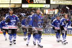 ERC Ingolstadt - Nürnberg - Nach dem Sieg gehts in die Kabine. Im Hintergrund feiern die Fans