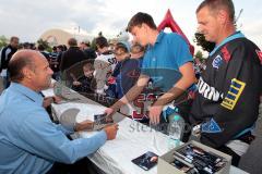 ERC Ingolstadt - Stadionfest - Vorstellung des Teams - Autogrammstunde. Die Fans drängelten beim neuen Trainer Benoit Laporte