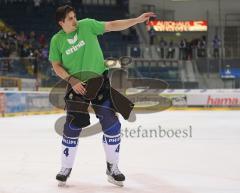 ERC Ingolstadt - Wolfsburg - Bruno St. Jacques mit seiner Kür. Breakdance auf dem Eis für die Fans. Hier die berühmte Welle