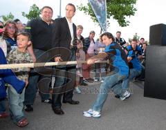 ERC Ingolstadt - Stadionfest - Vorstellung des Teams - Tauziehen, die ERC Cracks verloren dies gegen die Fans