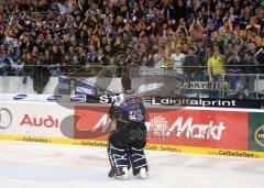 DEL - ERC Ingolstadt - Kölner Haie - Jimmy Waite in seiner letzen Runde zu den Fans