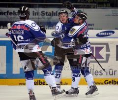 ERC Ingolstadt - DEG Düsseldorf - Torschütze Matt Keith in der Mitte. rechts Jakub Ficenec und links Michael Waginger