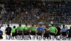 ERC Ingolstadt - Wolfsburg - Die Panther knien vor den Fans