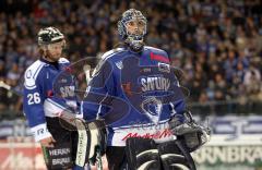 ERC Ingolstadt - Köln - Jimmy Waite fährt geschlagen aus der Arena. links hinten Allen Rourke