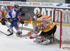 ERC Ingolstadt - Nürnberg - Milroy Duncan im Angriff aus Nürnberger Tor