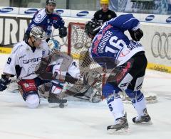 ERC Ingolstadt - Berlin - Michael Waginger schiesst direkt aufs Tor. Der Berliner Verteidiger Gregor Stein  bremst den Puck mit der Kufe