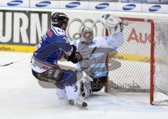 DEL - ERC Ingolstadt - Hamburg - Yannick Seidenberg hebt den Puck übers Tor