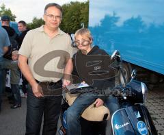 ERC Ingolstadt - Stadionfest - Vorstellung des Teams - ein 13-jähriger gewan in der Tombola den nagelneuen Roller (Name weiss ich net)