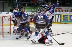 ERC Ingolstadt - Köln - 1:0 der Puck ist drin durch Glen Goodall. links Thomas Greilinger und rechts hinten Jason Holland reissen die Arme hoch