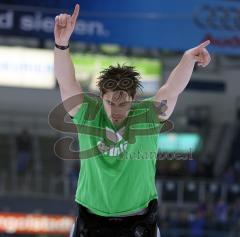 ERC Ingolstadt - Wolfsburg - Bruno St. Jacques mit seiner Kür. Breakdance auf dem Eis für die Fans