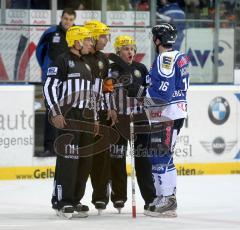 DEL - ERC Ingolstadt - Nürnberg - Michael Waginger klärt mit den Schiedsrichtern